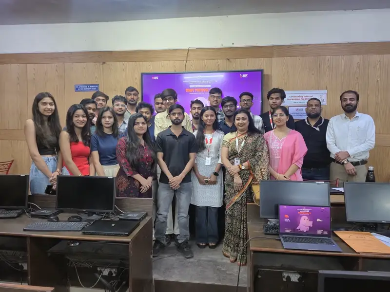 Attendees group photo at the closing ceremony