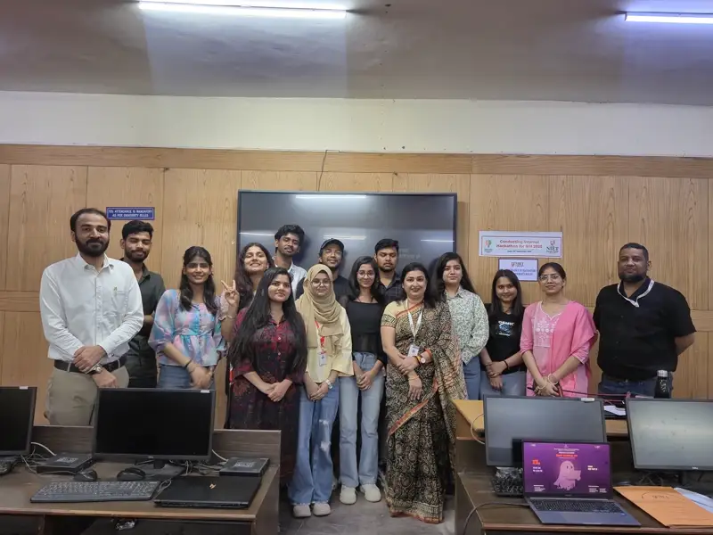 Group photo of participants and organizers